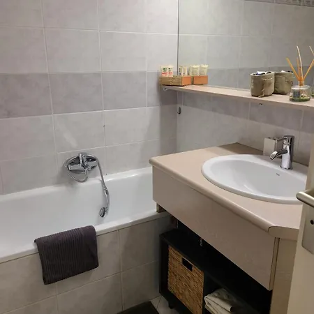 Apartment T2 Climatise A 5 Minutes A Pied De La Avec Parking, Piscine Et Wifi *